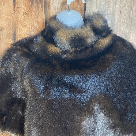 Moda International Faux Fur Shrug - NWT - size small - Picture 3 of 9